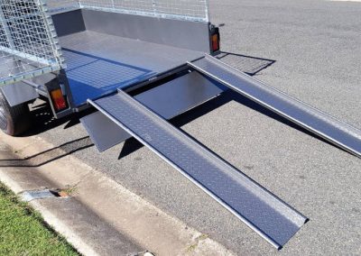 Lawnmower trailers with ramp